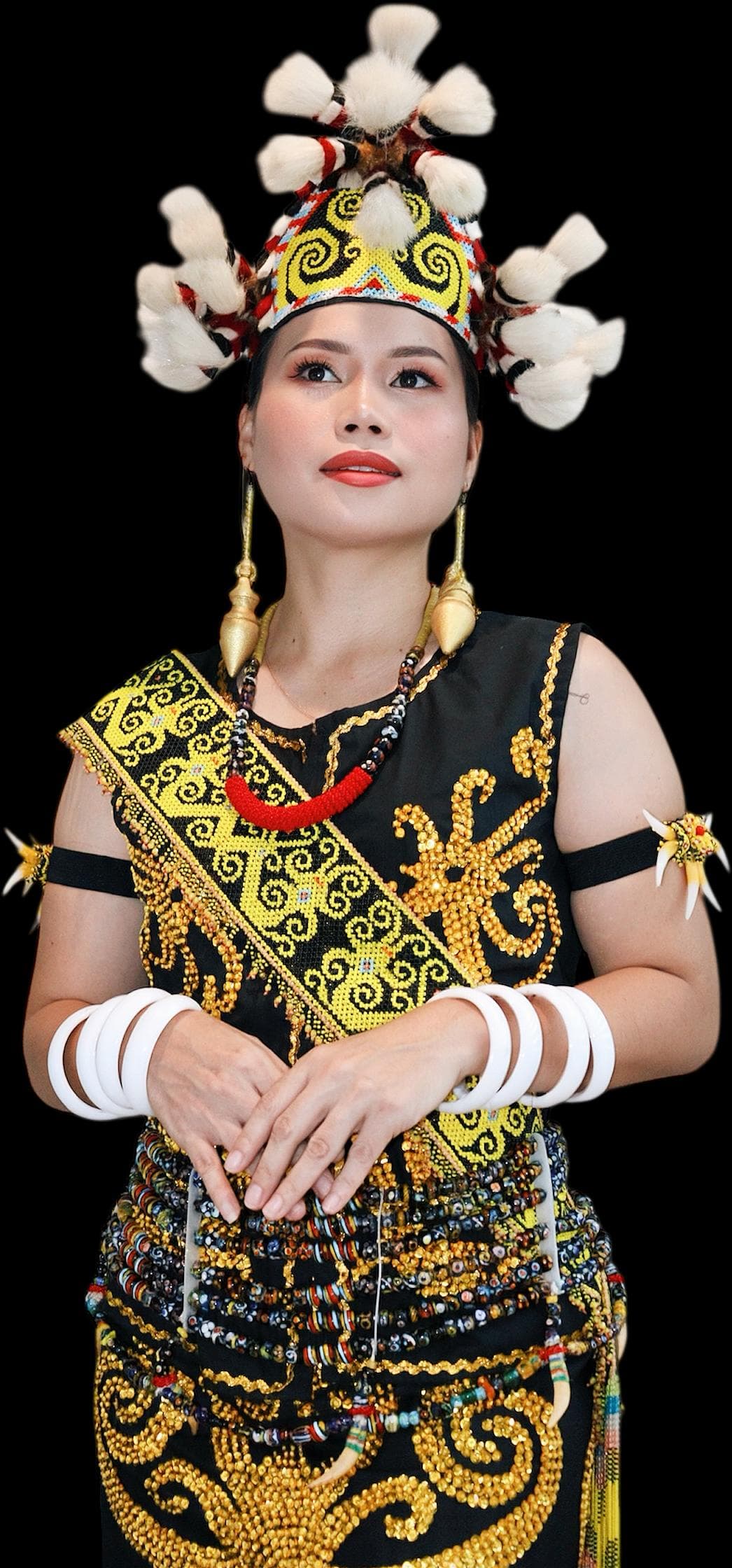 Artis dan pereka Priscillal dalam busana tradisional Sarawak